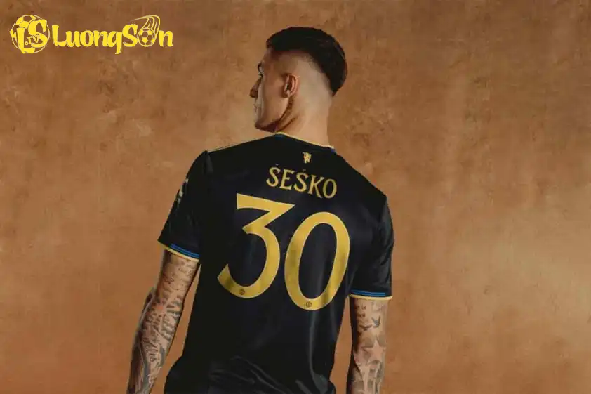 Sesko chính thức mặc áo số 30 tại Manchester United (Ảnh: Manchester United).